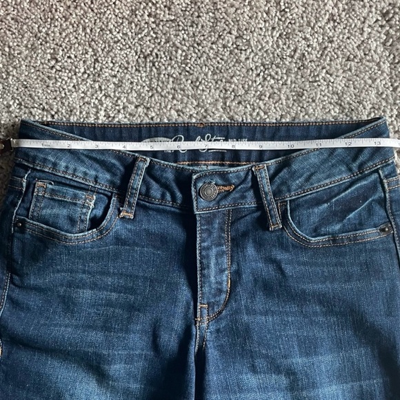 Old Navy Rockstar Mid Rise Jeans Size Regular 2
Distressed Whiskering Fading - Picture 5 of 7